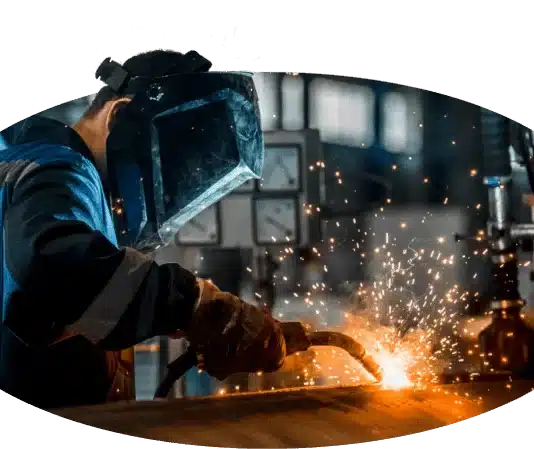 A stellen handwerker working in a factory with sparks.