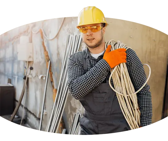 Ein Bauarbeiter hält einen Draht in seinen Händen auf einer Baustelle von Kranführer Jobs.
